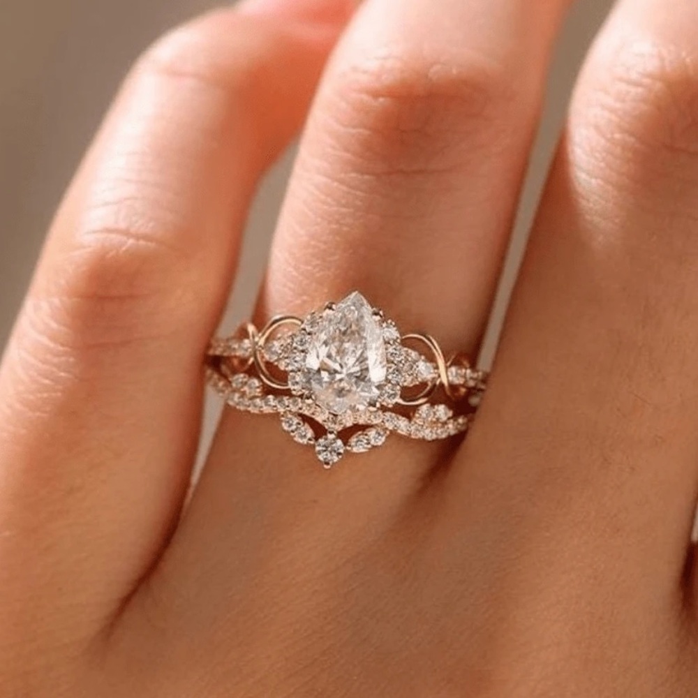 Elegant gold Ring R98